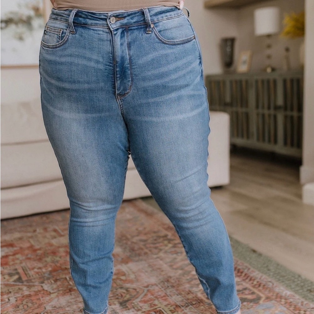 Judy Blue Tummy Control and Butt Lifting Triple Threat Skinny Jeans- 11/30